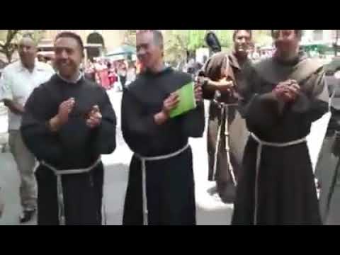 Ovako izleda kada plešu i pjevaju fratri u Indiji!