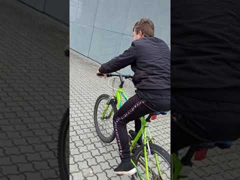 Hvordan man lære at køre på baghjul på en cykel