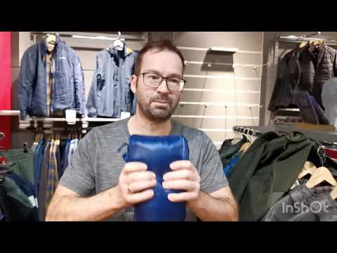 Frank zeigt die Jacke Patagonia Micropuff