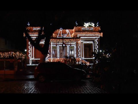 Casarão decorado em rua de Nova Friburgo encanta pela iluminação durante a noite