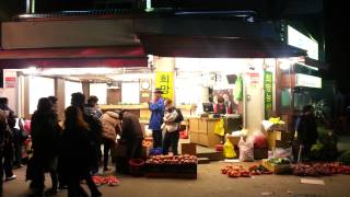 preview picture of video 'Night market, Mangwon (SeoulVillage.com)'