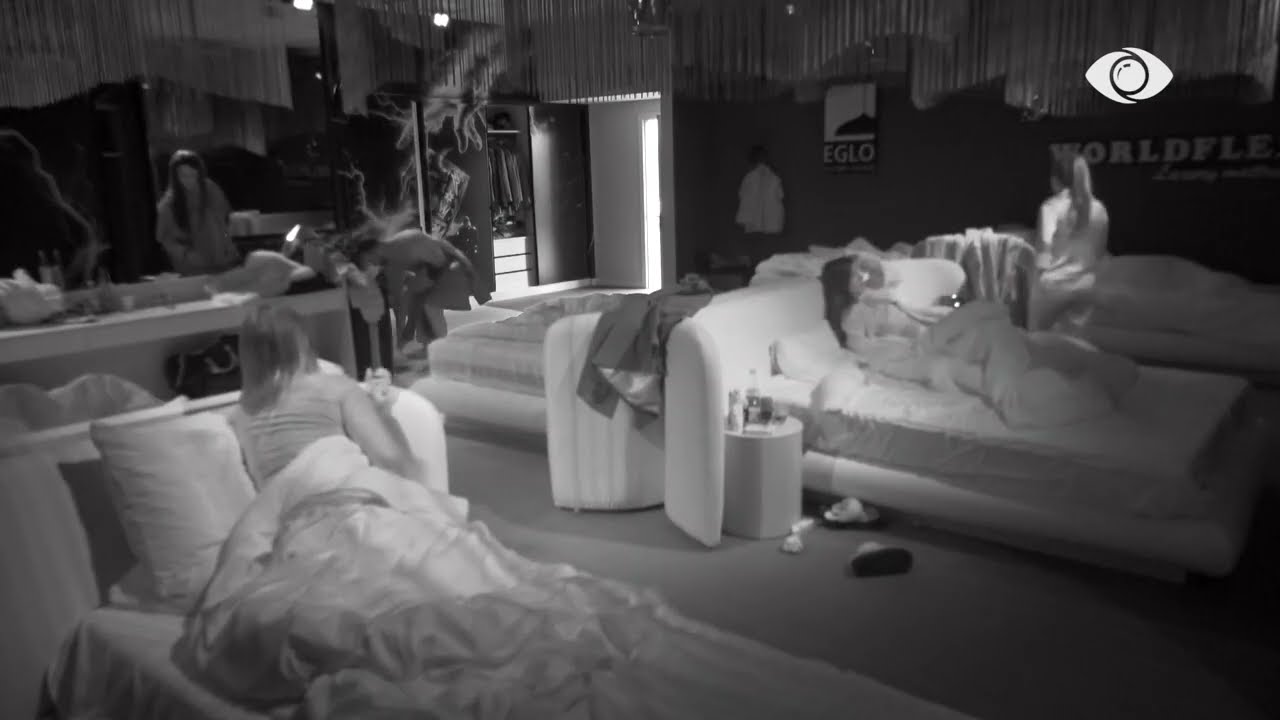 “Kingi me brekë 200 lekshe”/ Amberi ironizon Rozanën: Mamadhia dhe kecat, por një kec i mbeti