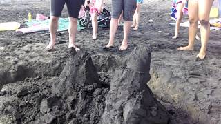 preview picture of video 'Slow motion destruction of a sand castle'