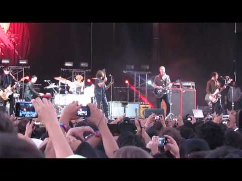 Queens of the Stone Age with Eddie Vedder - Little Sister [Lollapalooza Chile 2013]