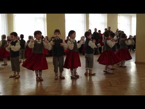 LIELDIENAS NĪCĀ 2012. Dejo bērnudārza bērni.