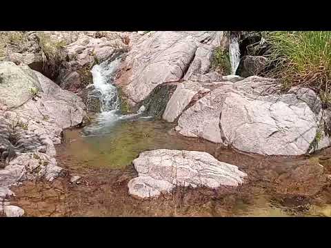 Salto de agua, camino a la mina de fluorita, Villa Larca, San Luis. 