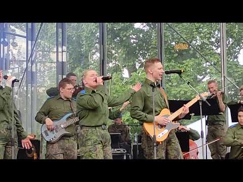 Puolustusvoimien kesäkiertue 2022. Varusmiessoittokunnan Show Band. Laikunlava, Tampere 1.6.2022