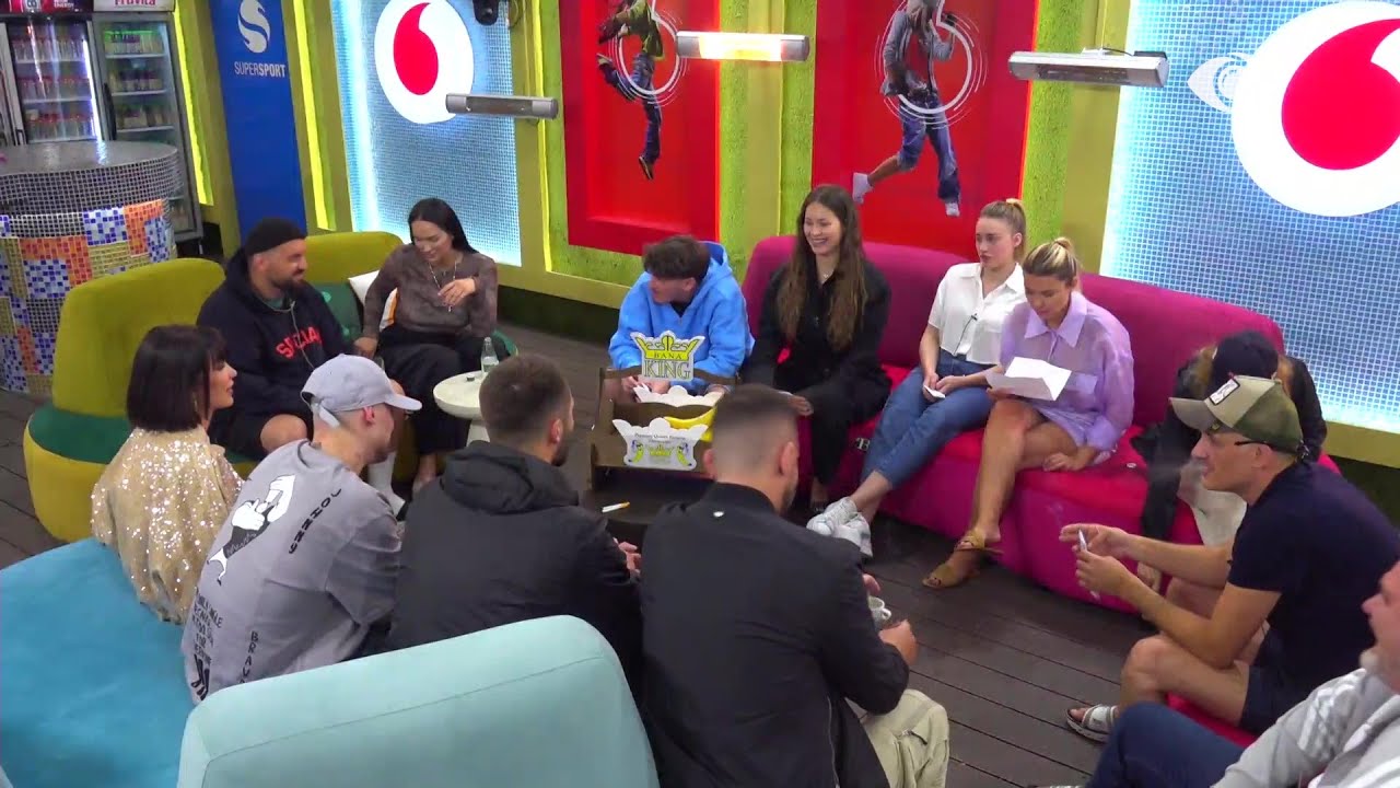 Bie gongu/ Banorët lexojnë letrat e njëri-tjetrit