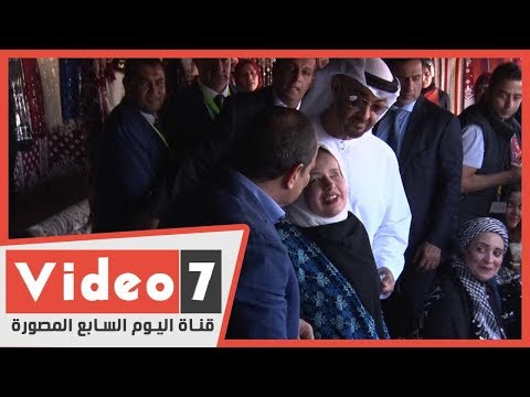 فتاة ضريرة تعرض منتجات بمهرجان شرم الشيخ وتلقى اهتمام الرئيس