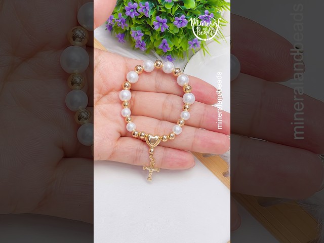 Vídeo relacionado con Pulsera de Rosario con Crucifijo Católico para Mujer Cadena con Dijes de Cruz de Jesús y Virgen María en Oro de 14K, Delicado Regalo Religioso de la Virgen de Guadalupe para Bautizo y Primera Comunión