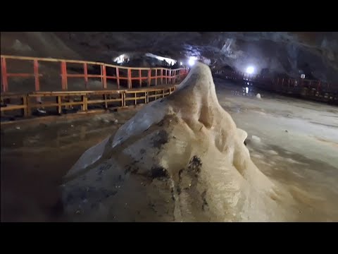 Peștera Scărișoara sau Ghețarul de la Scărișoara / Scarisoara Glaciar Cave