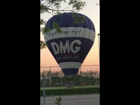 Luchtballon maakt spectaculaire landing op het terrein van VV Haarsteeg in Vlijmen