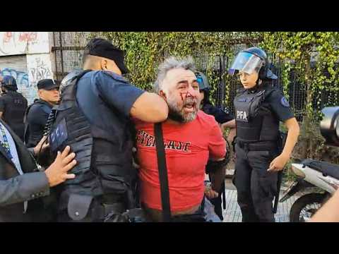 INCIDENTES EN PROTESTA: DETIENEN A UN CAMARÓGRAFO Y A 12 ACTIVISTAS QUE SALTARON REJAS DEL CONGRESO