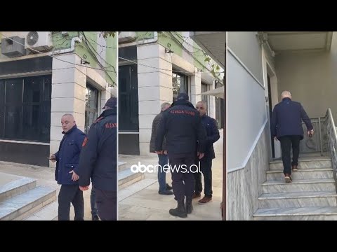 “Sot kohë me diell”, Artan Hoxha zgjedh Durrësin: Një kamera e ndjek nga pas teksa ngjit shkallët