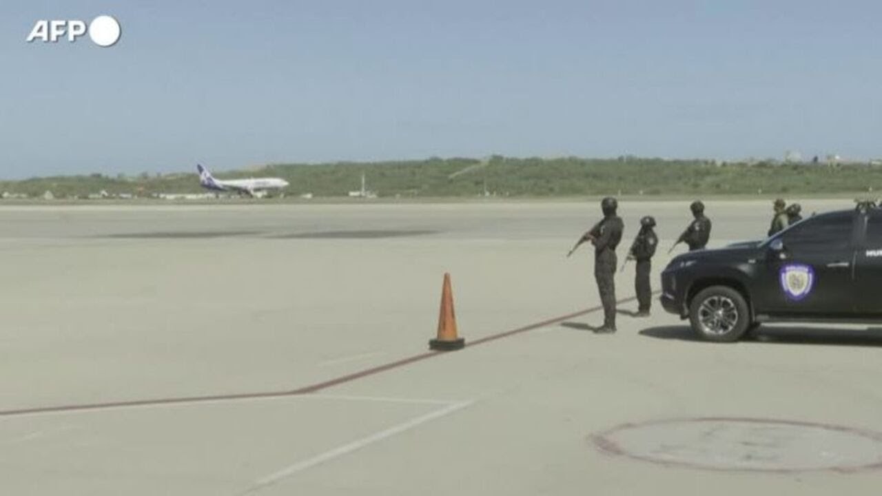 Primo volo di rimpatrio dei migranti atterra in Venezuela, dopo il caso Maduro