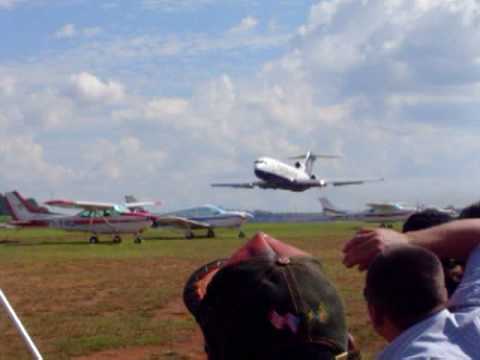 Rasante do 727 da Varig Log em Araras