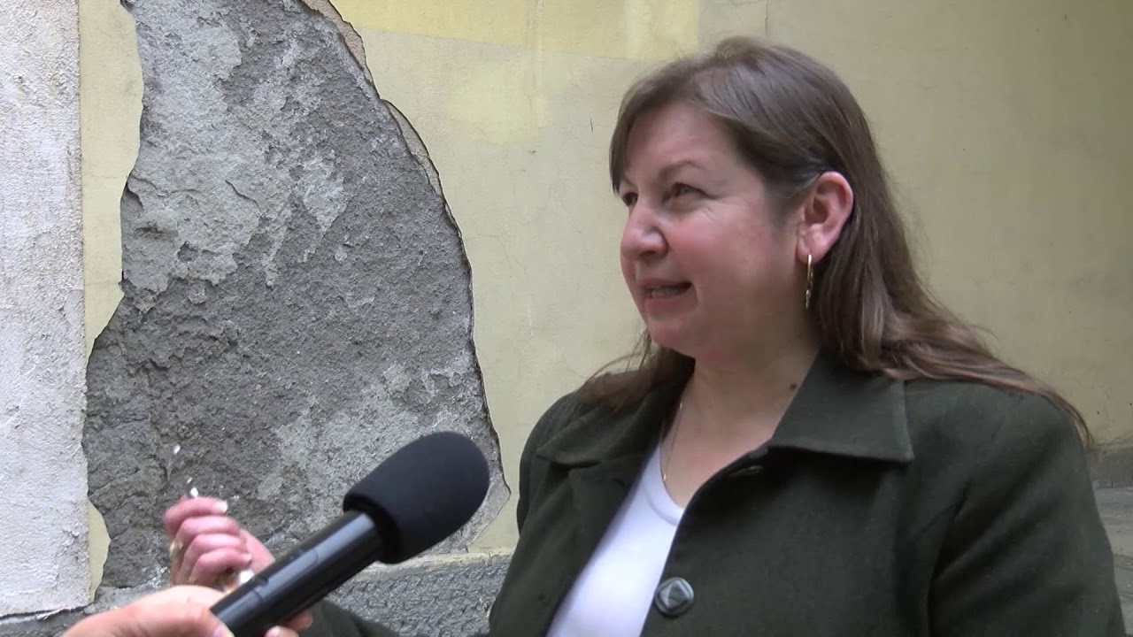 Пожарникари събориха опасна мазилка от сградата до училище „Св. Иван Рилски“