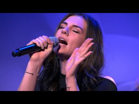 Maan zingt haar nieuwe single 'Me' - &CHANTAL