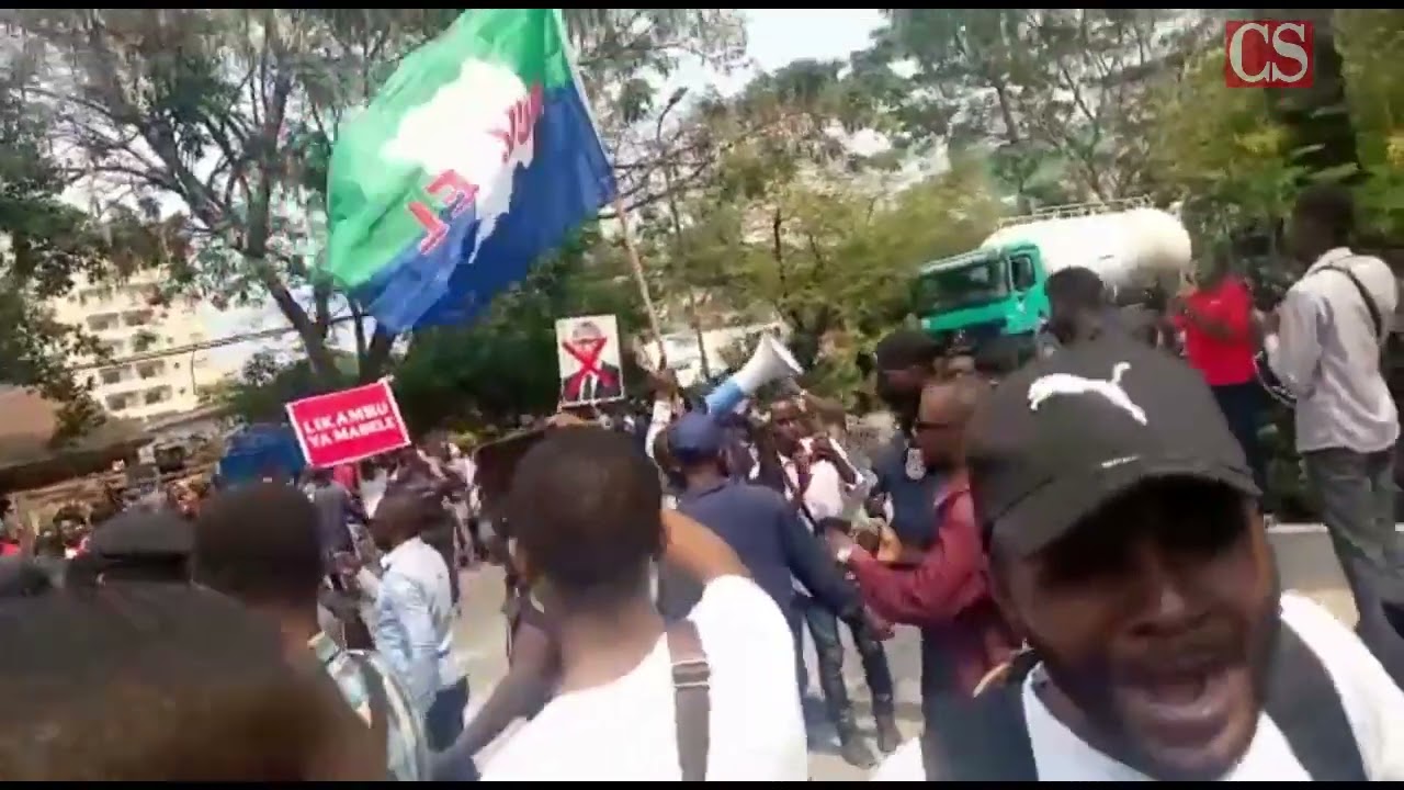 Sit-in du parti Nouvel Élan de Adolphe Muzito devant l'ambassade du Rwanda en RDC