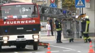 preview picture of video 'Korbach: Feuerwehr unterstützt Retter mit Drehleiter.mpg'