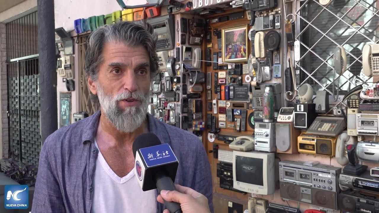 Artista argentino crea una obra con objetos de los 1980 y reinventa la calle donde vive