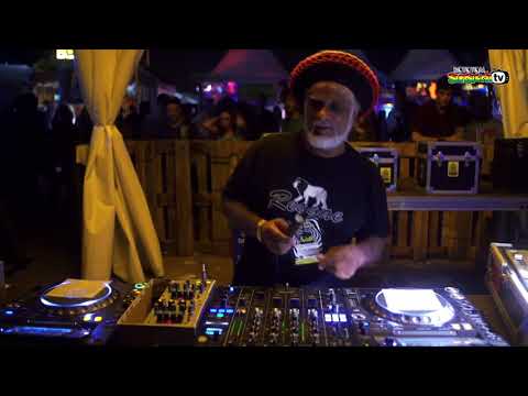 King earthquake play lion youth-rat a cut bottle at rototom sunsplash 2017