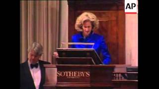 USA: 5000 ITEMS FROM JACKIE ONASSIS ESTATE GO UNDER THE HAMMER