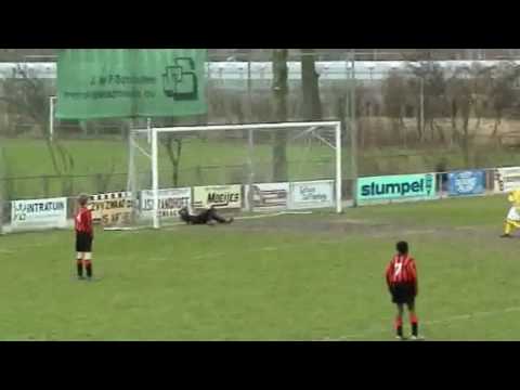 Voetbal: D1 Zwaluwen 2-0 Thomas Vennik.mpg