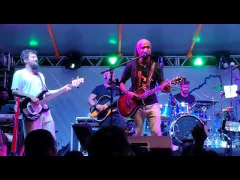 Daniel Marrom cantando Marley com Durval Lelys & Saulo Fernandes em Noronha