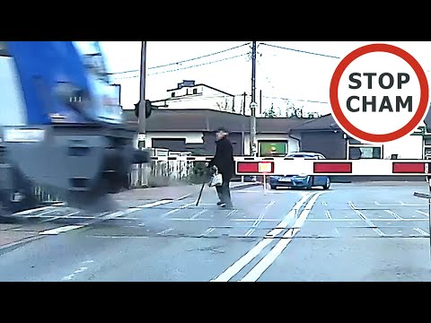 Starszy Pan wchodzi na przejazd kolejowy prosto pod pędzący pociąg #2085 Wasze Filmy