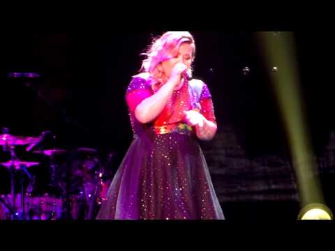 Kelly Clarkson Covers "Off to the Races" by Lana Del Rey thumnail