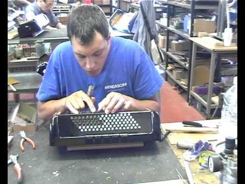 Bij Mengascini in de fabriek in Castelfidardo