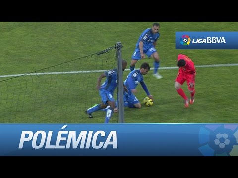 Polémica: Reclaman manos de Lafita y Alves en las áreas