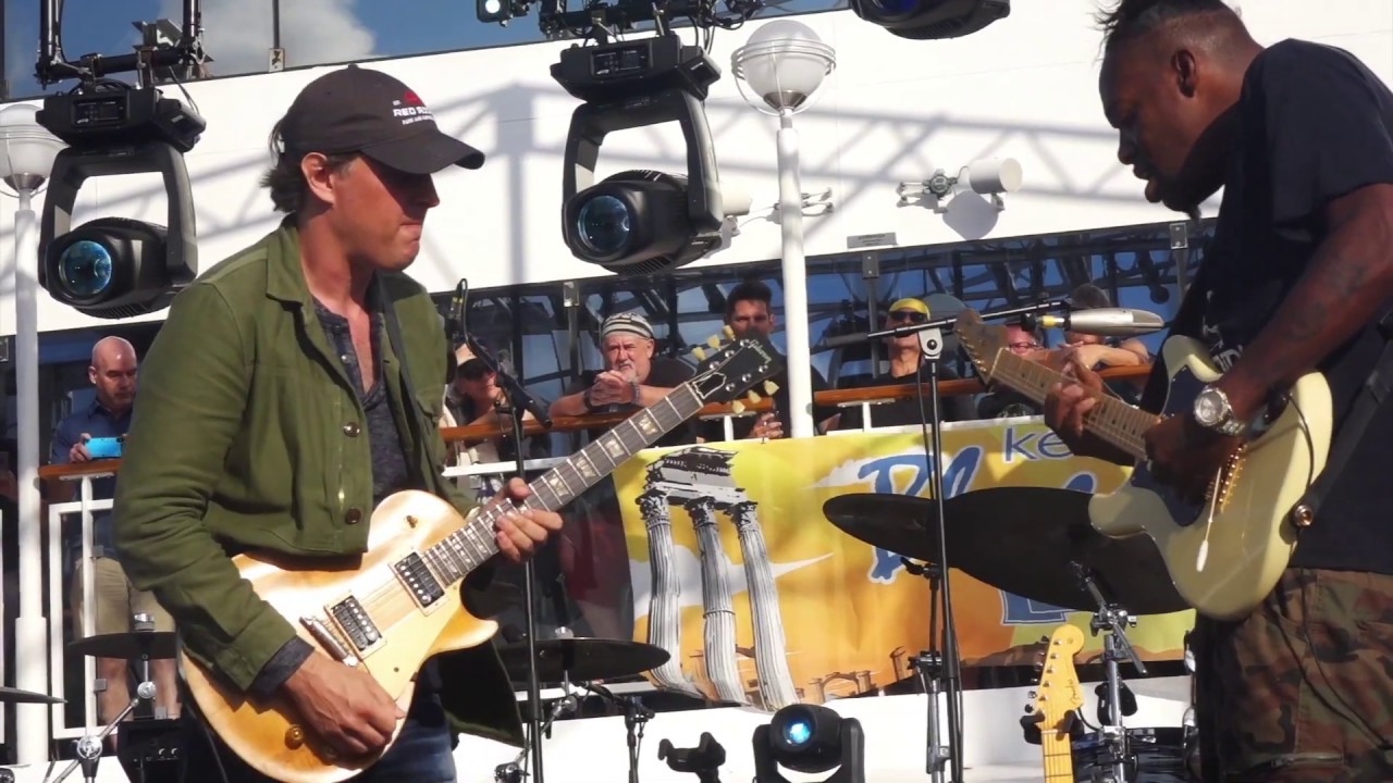 Modern Day Guitar Heroes in a Killer duel! Eric Gales and Joe Bonamassa~Red House - YouTube