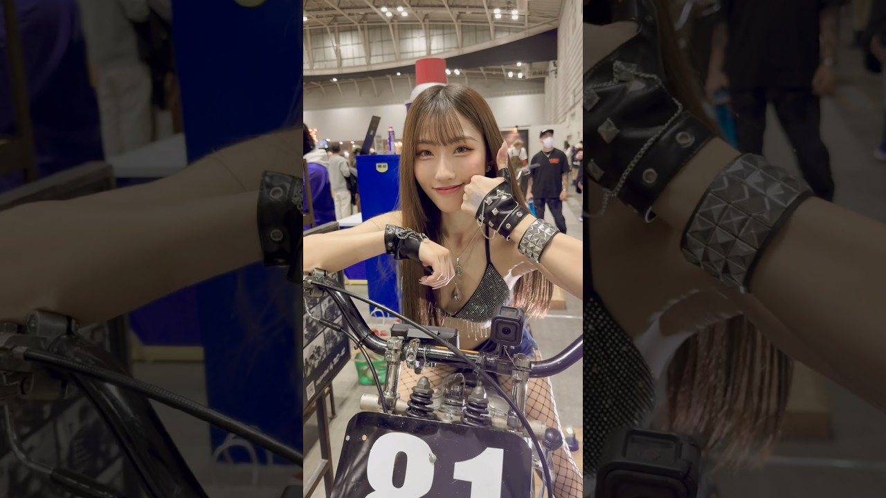 【Harley-Davidson】A.V.C.C racer and girl ホットロッドショーにて！