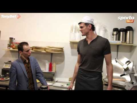 SportoTV.lt virtuvė: Broliai Lavrinovičiai pokštų nestokoja ir gaminant „Cezario" salotas