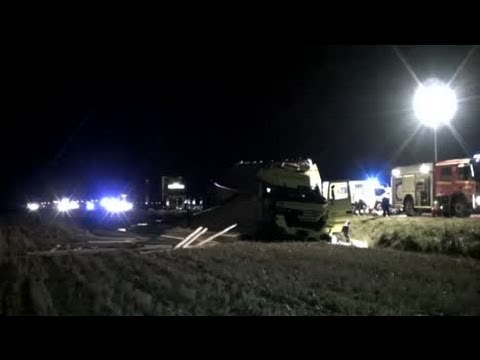 E4:an avstängd efter att lastbilar krockat