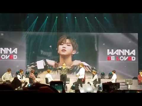 170922 Wanna One in Singapore - Kang Daniel Sexy Pose