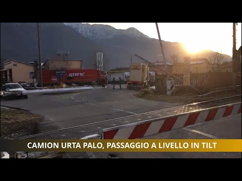 Camion urta palo, a sant'Agata passaggio a livello in tilt