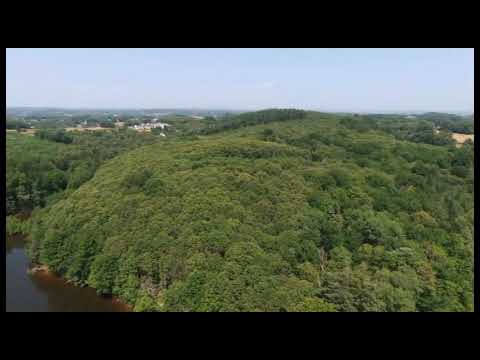 Étang de Lachamp sur la commune de Saint Germain Les Vergnes en Corrèze.