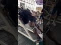 Ejerció para trabajar los cuádriceps, femoral, y glúteo en Hack invertida