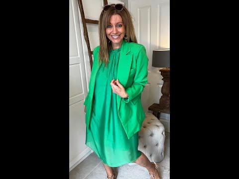 Schleifchenkleid mit Strickjacke oder Blazer