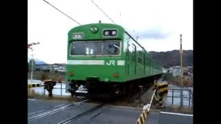 preview picture of video 'JR奈良線 宇治川橋梁にて(JR Nara Line Crossing over the Uji River Bridge)'