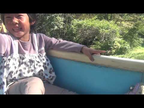 Fui brincar com minha família no escorregador da vila de Ryujin Furusato.É um escorregador de 5 curvas com comprimento total de 123 metros.O escorregador é um escorregador popular para crianças.É originalmente um alojamento ou acampamento.É está localizado perto da ponte suspensa Ryujin na cidade de Hitachiota, província de Ibaraki.