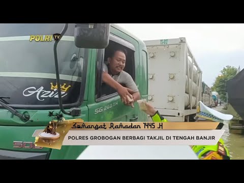 POLRES GROBOGAN BERBAGI TAKJIL DI TENGAH BANJIR