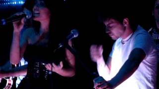Matheus Herriez e Lissah Martins cantando One - U2