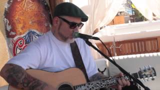 Everlast playing &quot;Sad Girl&quot; acoustic to small crowd