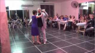 ANA MIGUEL y OSCAR CASAS bailando el tango GATO en FLOREAL MILONGA