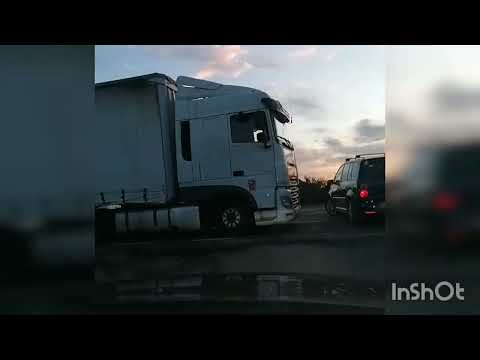 Vama Varsand,ieșire din România,coloana de autocamioane pe km ,coloana trece de localitate pilu ➡️CC