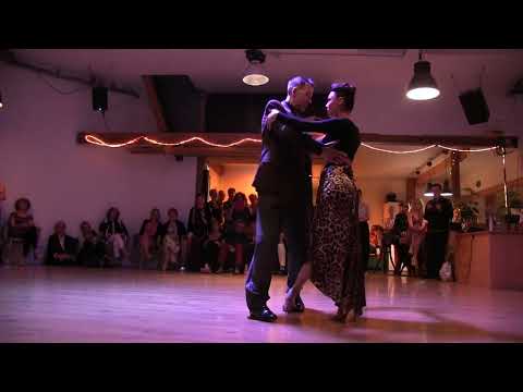 Michael Nadtochi et Elvira Lambo dansent sur le Tango Androgyne